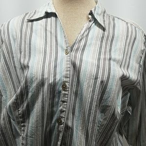 Woman's 3/4 sleeve v-neck button 1x stripe shirt